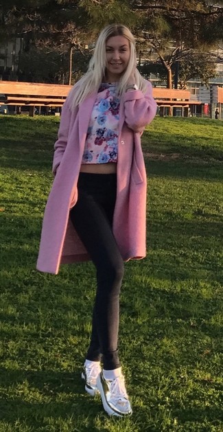Come indossare e abbinare jeans aderenti con mocassini con zeppa per una donna di 30 anni: Potresti abbinare un cappotto rosa con jeans aderenti per affrontare con facilità la tua giornata. Mocassini con zeppa sono una gradevolissima scelta per completare il look.