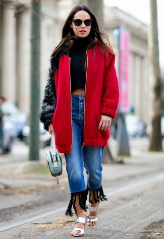 Come indossare e abbinare sandali con tacco in pelle argento in modo smart-casual: Potresti combinare un cappotto rosso con jeans blu per essere casual. Completa questo look con un paio di sandali con tacco in pelle argento.
