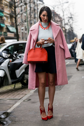 Come indossare e abbinare un gioiello arancione quando fa freddo in modo smart-casual: Opta per un cappotto rosa e un gioiello arancione per le giornate pigre. Décolleté in pelle scamosciata rossi sono una valida scelta per completare il look.