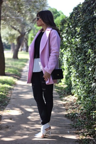 Quale jeans indossare con décolleté bianchi e neri: Scegli un cappotto rosa e jeans per un look spensierato e alla moda. Décolleté bianchi e neri sono una interessante scelta per completare il look.