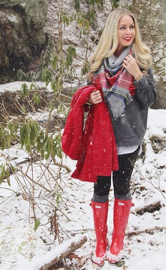 Come indossare e abbinare una sciarpa scozzese grigia quando fa gelo in modo casual: Per un outfit della massima comodità, scegli un outfit composto da un cappotto rosso e una sciarpa scozzese grigia. Stivali di gomma rossi creeranno un piacevole contrasto con il resto del look.