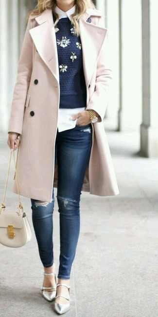 Come indossare e abbinare jeans aderenti strappati blu scuro in modo casual: Abbina un cappotto rosa con jeans aderenti strappati blu scuro per un look semplice, da indossare ogni giorno. Ballerine in pelle argento sono una gradevolissima scelta per completare il look.