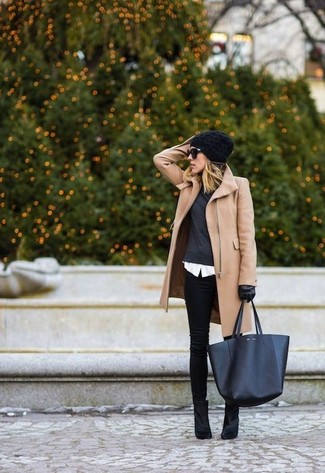 Come indossare e abbinare un cuffia nero: Scegli un cappotto marrone chiaro e un cuffia nero per un outfit rilassato ma alla moda. Stivaletti in pelle scamosciata neri sono una buona scelta per completare il look.