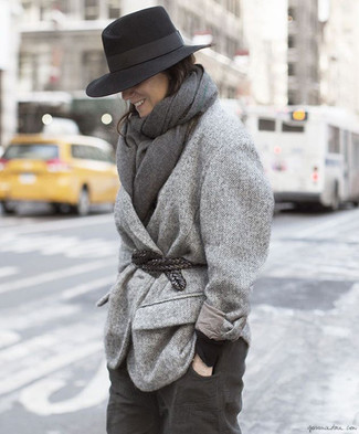 Quale cappotto indossare con chino grigi per una donna di 30 anni quando fa gelo: Per un outfit quotidiano pieno di carattere e personalità, abbina un cappotto con chino grigi.