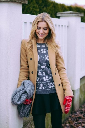 Come indossare e abbinare guanti di lana per una donna di 20 anni quando fa freddo in modo smart-casual: Scegli un outfit composto da un cappotto marrone chiaro e guanti di lana per un'atmosfera casual-cool.