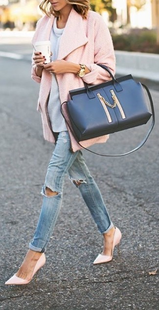 Come indossare e abbinare jeans aderenti strappati blu scuro: Opta per un cappotto rosa e jeans aderenti strappati blu scuro per affrontare con facilità la tua giornata. Questo outfit si abbina perfettamente a un paio di décolleté in pelle rosa.