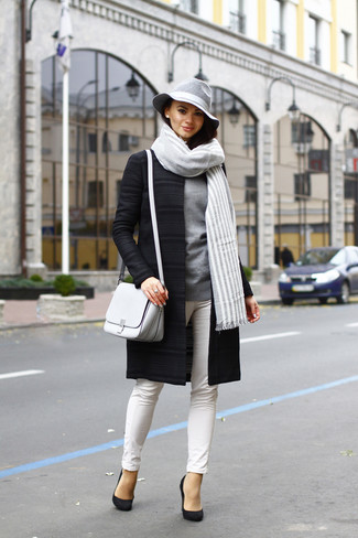 Come indossare e abbinare una sciarpa grigia quando fa freddo: Per un outfit della massima comodità, scegli un cappotto nero e una sciarpa grigia. Perfeziona questo look con un paio di décolleté in pelle scamosciata neri.