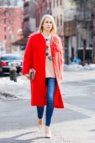 Come indossare e abbinare un cappotto morbido rosso: Indossa un cappotto morbido rosso con jeans aderenti blu e sarai un vero sballo. Décolleté in pelle beige sono una gradevolissima scelta per completare il look.