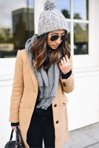 Come indossare e abbinare un cuffia grigio scuro quando fa freddo in modo smart-casual: Potresti abbinare un cappotto marrone chiaro con un cuffia grigio scuro per un outfit inaspettato.
