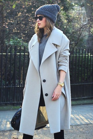 Come indossare e abbinare un cuffia grigio scuro quando fa gelo in modo smart-casual: Opta per un cappotto grigio e un cuffia grigio scuro per un look trendy e alla mano.