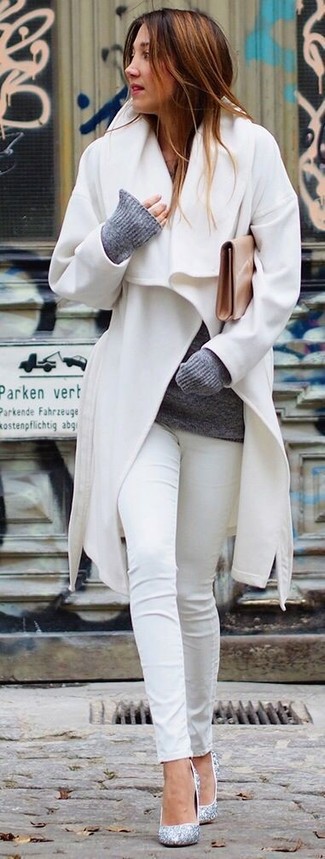 Come indossare e abbinare décolleté con paillettes argento per una donna di 30 anni: Opta per un cappotto bianco e jeans aderenti bianchi per un look trendy e alla mano. Décolleté con paillettes argento sono una splendida scelta per completare il look.