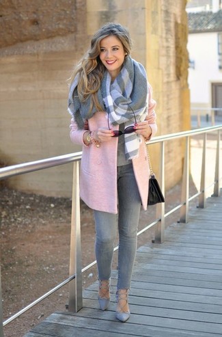 Look alla moda per donna: Cappotto rosa, Maglione girocollo grigio, Jeans aderenti grigi, Décolleté in pelle scamosciata grigi