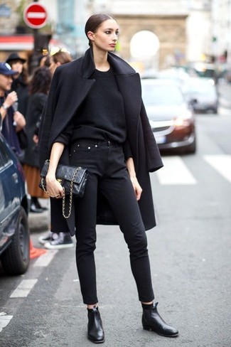 Look alla moda per donna: Cappotto nero, Maglione girocollo nero, Jeans aderenti neri, Stivali chelsea in pelle neri