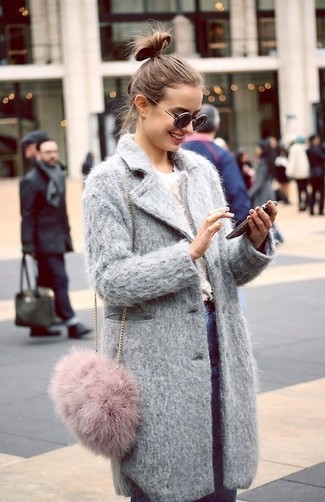 Come indossare e abbinare occhiali da sole per una donna di 20 anni quando fa gelo: Combina un cappotto grigio con occhiali da sole per un look comfy-casual.
