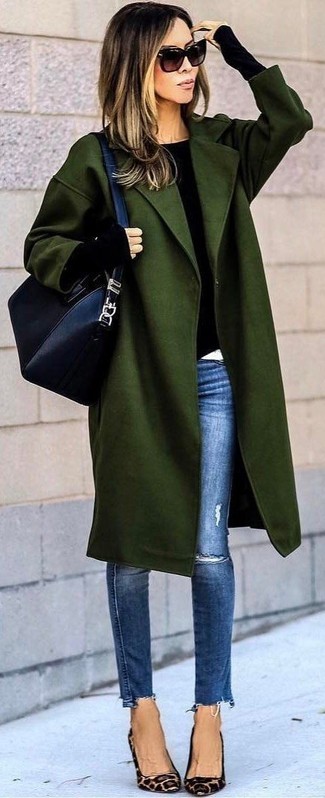 Quale jeans aderenti indossare con un cappotto verde oliva per una donna di 30 anni quando fa freddo in modo casual: Coniuga un cappotto verde oliva con jeans aderenti per essere trendy e seducente. Décolleté in pelle scamosciata leopardati marrone chiaro sono una buona scelta per completare il look.