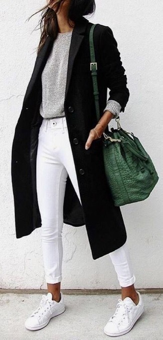 Come indossare e abbinare sneakers basse bianche in modo smart-casual: Indossa un cappotto nero e jeans aderenti bianchi e sarai un vero sballo. Sneakers basse bianche renderanno il tuo look davvero alla moda.