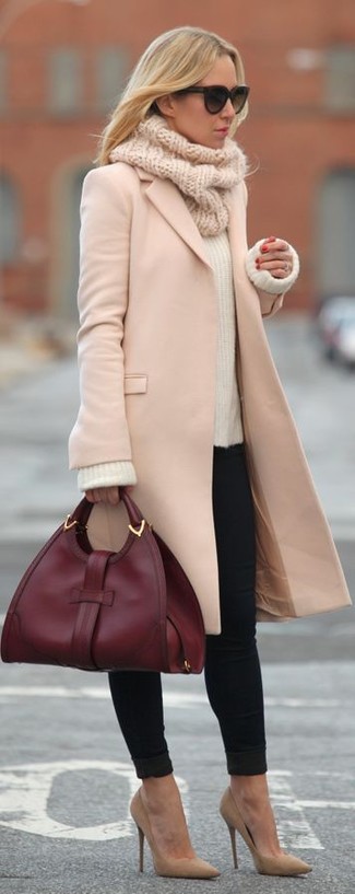 Come indossare e abbinare una sciarpa marrone chiaro per una donna di 30 anni: Abbina un cappotto rosa con una sciarpa marrone chiaro per un'atmosfera casual-cool. Décolleté in pelle scamosciata marrone chiaro sono una buona scelta per completare il look.