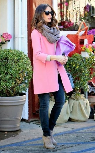 Come indossare e abbinare una borsa a tracolla acqua quando fa gelo: Prova ad abbinare un cappotto rosa con una borsa a tracolla acqua per un outfit inaspettato. Stivaletti in pelle scamosciata grigi sono una gradevolissima scelta per completare il look.