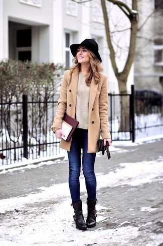 Quale jeans aderenti indossare con un cappotto beige quando fa freddo: Prova ad abbinare un cappotto beige con jeans aderenti per un look raffinato per il tempo libero. Rifinisci questo look con un paio di stivaletti in pelle neri.