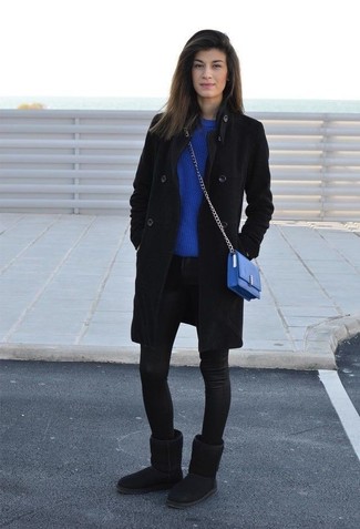 Come indossare e abbinare una borsa a tracolla blu scuro: Opta per un cappotto nero e una borsa a tracolla blu scuro per un look comfy-casual. Per un look più rilassato, mettiti un paio di stivali ugg neri.