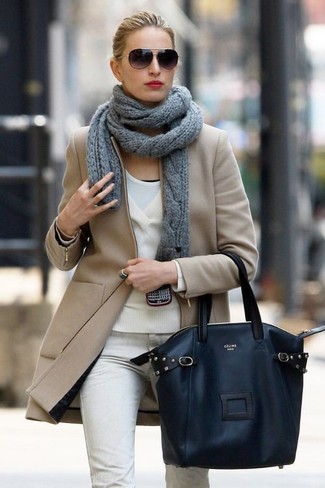 Come indossare e abbinare una sciarpa grigia per una donna di 30 anni quando fa gelo: Abbina un cappotto marrone chiaro con una sciarpa grigia per un look perfetto per il weekend.