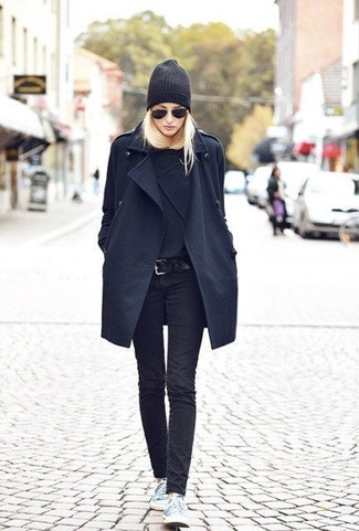 Come indossare e abbinare jeans con sneakers basse per una donna di 30 anni in modo smart-casual: Punta su un cappotto nero e jeans per un outfit che si fa notare. Indossa un paio di sneakers basse per avere un aspetto più rilassato.