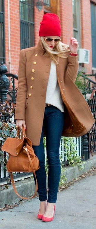 Come indossare e abbinare un cappotto beige in modo smart-casual: Vestiti con un cappotto beige e jeans aderenti blu scuro per un look trendy e alla mano. Décolleté in pelle scamosciata rossi sono una buona scelta per completare il look.