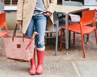 Come indossare e abbinare una borsa di tela per una donna di 30 anni quando fa caldo: Opta per il comfort in un cappotto beige e una borsa di tela. Per un look più rilassato, mettiti un paio di stivali di gomma rossi.