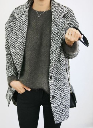 Quale maglione girocollo indossare con un cappotto argento: Combina un cappotto argento con un maglione girocollo per essere casual.