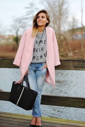 Come indossare e abbinare un cappotto rosa per una donna di 30 anni: Mostra il tuo stile in un cappotto rosa con jeans boyfriend strappati blu per un outfit inaspettato. Décolleté in pelle neri sono una gradevolissima scelta per completare il look.