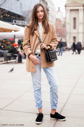 Come indossare e abbinare un cappotto marrone chiaro: Scegli un cappotto marrone chiaro e jeans boyfriend azzurri per creare un look raffinato e glamour. Per un look più rilassato, prova con un paio di sneakers basse nere.