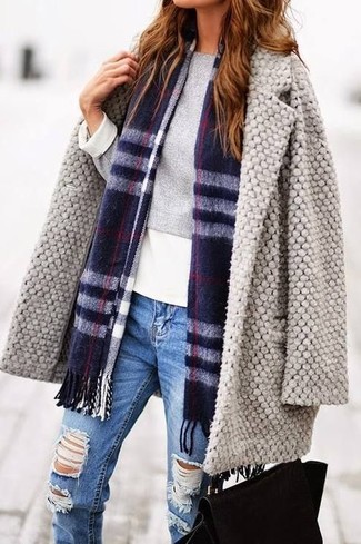 Come indossare e abbinare una sciarpa viola chiaro per una donna di 30 anni in modo casual: Combina un cappotto grigio con una sciarpa viola chiaro per le giornate pigre.