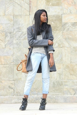 Quale jeans indossare con stivaletti con lacci neri in primavera 2024 in modo casual: Abbina un cappotto grigio con jeans per un look perfetto per il weekend. Stivaletti con lacci neri sono una validissima scelta per completare il look. Una magnifica scelta per essere più cool e perfettamente alla moda anche durante la stagione primaverile.