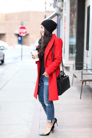 Come indossare e abbinare jeans boyfriend quando fa freddo: Scegli un outfit composto da un cappotto rosso e jeans boyfriend per un outfit rilassato ma alla moda. Décolleté in pelle neri sono una buona scelta per completare il look.