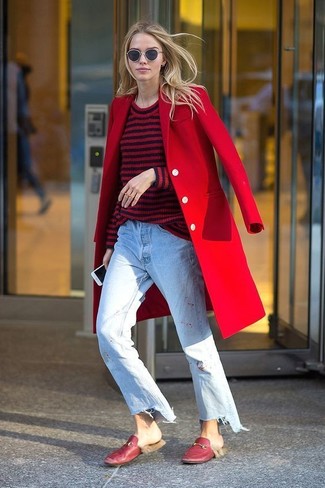 Come indossare e abbinare mocassini eleganti per una donna di 20 anni: Potresti combinare un cappotto rosso con jeans boyfriend azzurri per un look raffinato ma semplice. Rifinisci il completo con un paio di mocassini eleganti.