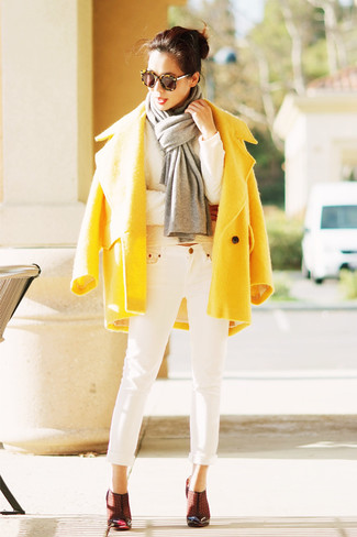 Come indossare e abbinare un abbigliamento da esterno dorato: Prova ad abbinare un abbigliamento da esterno dorato con jeans bianchi per un look raffinato per il tempo libero. Perfeziona questo look con un paio di décolleté in pelle bordeaux.