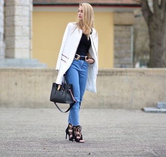 Quale sandali con tacco indossare con jeans blu scuro: Abbina un cappotto bianco con jeans blu scuro per un look semplice, da indossare ogni giorno. Sandali con tacco sono una gradevolissima scelta per completare il look.