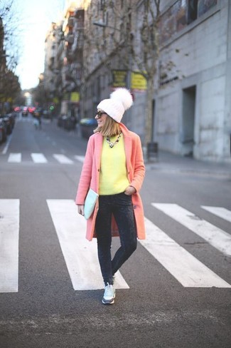 Come indossare e abbinare jeans di velluto a coste in modo smart-casual: Potresti indossare un cappotto rosa e jeans di velluto a coste per affrontare con facilità la tua giornata. Scegli un paio di sneakers basse bianche per un tocco più rilassato.
