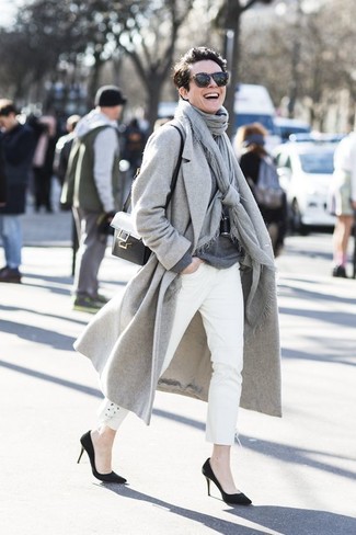 Come indossare e abbinare jeans bianchi per una donna di 30 anni quando fa freddo: Indossa un cappotto grigio e jeans bianchi per un outfit che si fa notare. Questo outfit si abbina perfettamente a un paio di décolleté in pelle scamosciata neri.
