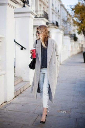 Come indossare e abbinare jeans bianchi per una donna di 30 anni: Potresti abbinare un cappotto grigio con jeans bianchi per essere trendy e seducente. Décolleté in pelle neri sono una gradevolissima scelta per completare il look.