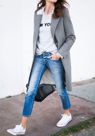 Come indossare e abbinare un cappotto grigio scuro con jeans blu: Potresti indossare un cappotto grigio scuro e jeans blu per essere trendy e seducente. Sneakers basse di tela bianche renderanno il tuo look davvero alla moda.