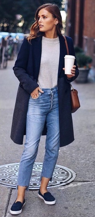 Come indossare e abbinare jeans con sneakers senza lacci in autunno 2024 in modo smart-casual: Scegli un cappotto blu scuro e jeans per essere casual. Se non vuoi essere troppo formale, calza un paio di sneakers senza lacci. Un look fantastico per essere cool e trendy anche in autunno.