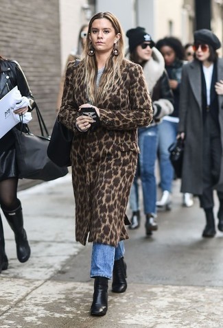 Come indossare e abbinare una borsa shopping: Indossa un cappotto leopardato marrone scuro con una borsa shopping per una sensazione di semplicità e spensieratezza. Stivaletti in pelle neri sono una valida scelta per completare il look.