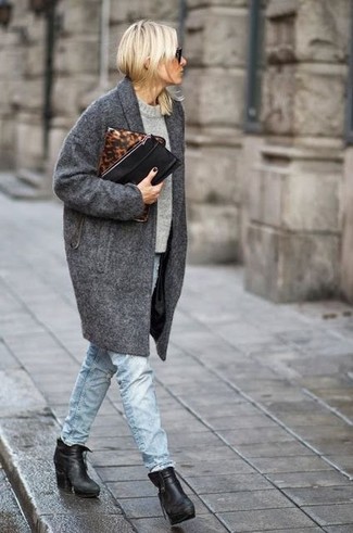 Come indossare e abbinare una pochette leopardata: Indossa un cappotto grigio scuro e una pochette leopardata per una sensazione di semplicità e spensieratezza. Rifinisci questo look con un paio di stivaletti in pelle neri.
