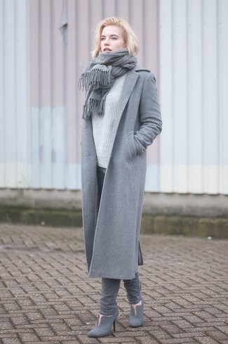 Come indossare e abbinare una sciarpa grigia quando fa freddo: Potresti indossare un cappotto grigio e una sciarpa grigia per un look comfy-casual. Stivaletti in pelle scamosciata grigi sono una interessante scelta per completare il look.