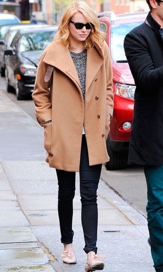 Look di Emma Stone: Cappotto marrone chiaro, Maglione girocollo grigio, Jeans neri, Mocassini eleganti in pelle beige