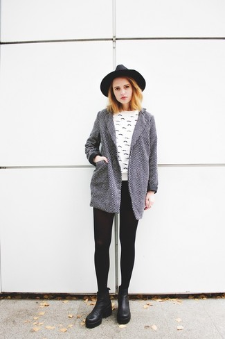 Come indossare e abbinare stivaletti pesanti: Opta per un cappotto grigio e leggings neri per vestirti casual. Stivaletti pesanti sono una valida scelta per completare il look.