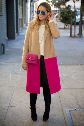 Quale leggings indossare con un cappotto rosa per una donna di 30 anni in modo smart-casual: Coniuga un cappotto rosa con leggings per un look raffinato per il tempo libero. Prova con un paio di stivali al ginocchio in pelle scamosciata neri per un tocco virile.