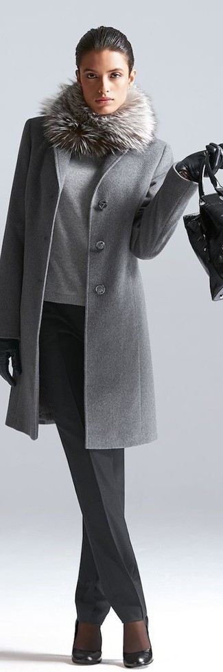 Come indossare e abbinare un maglione girocollo grigio quando fa freddo in modo smart-casual: Scegli un outfit composto da un maglione girocollo grigio e pantaloni eleganti grigio scuro per vestirti casual. Décolleté in pelle neri sono una interessante scelta per completare il look.