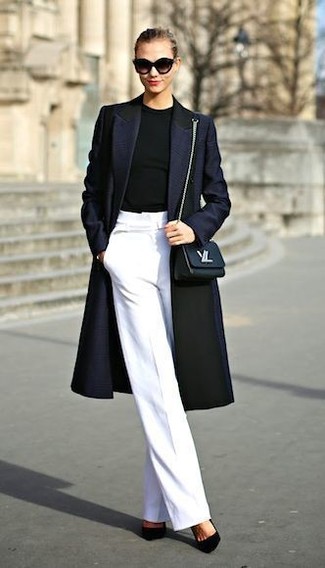 Come indossare e abbinare pantaloni larghi bianchi per una donna di 30 anni: Combina un cappotto blu scuro con pantaloni larghi bianchi, perfetto per il lavoro. Décolleté in pelle scamosciata neri sono una gradevolissima scelta per completare il look.